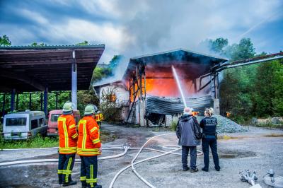 Sulzbach a.M.: Vollbrand eines alten Saegewerkgebaeudes